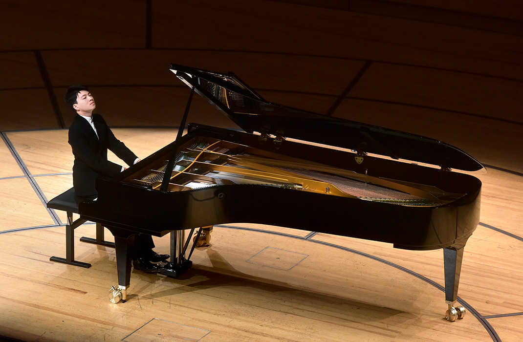 Kit Armstrong brilliert in der Schweiz auf Bechstein