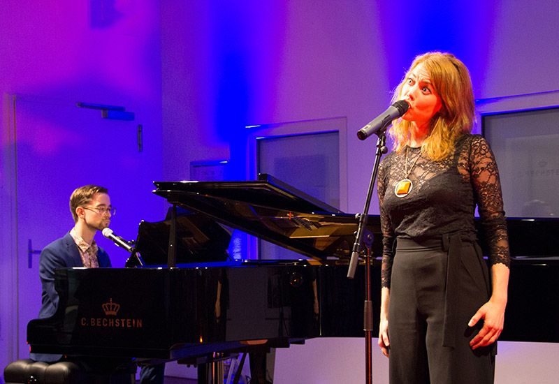 Magdalena Ganter und Simon Steger bei ihrem Auftritt im C. Bechstein Centrum Berlin