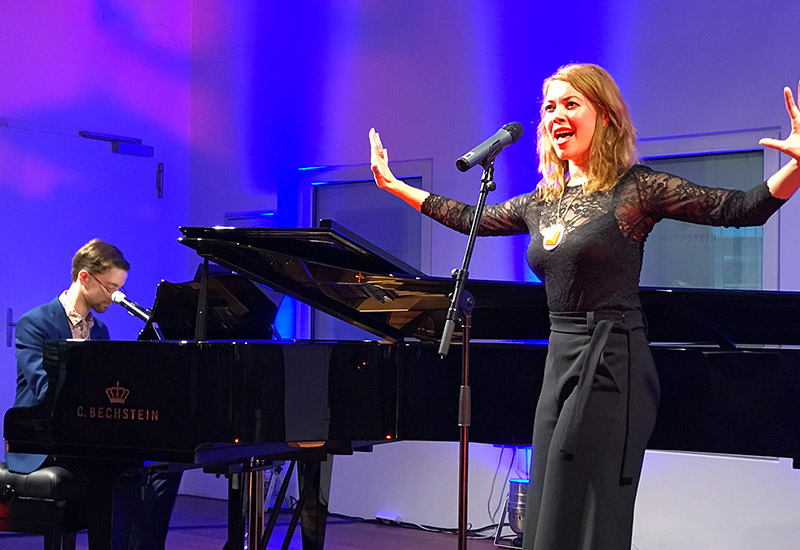 Magdalena Ganter und Simon Steger bei ihrem Auftritt im C. Bechstein Centrum Berlin