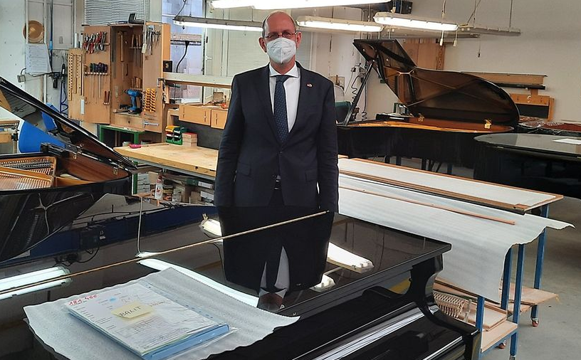 Německý velvyslanec navštívil továrnu C. Bechstein Europe v Hradci Králové