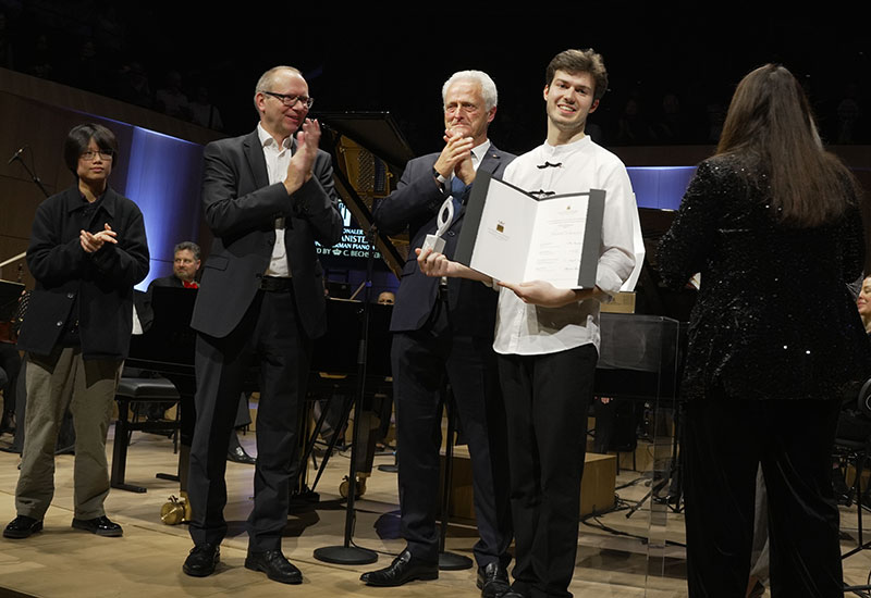 Robert Neumann gewinnt Internationalen Deutschen Pianistenpreis 