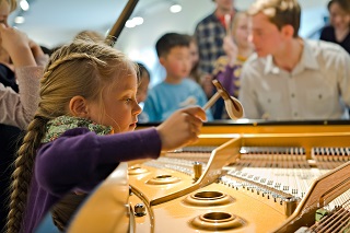 Die kleinen Klavierbauer