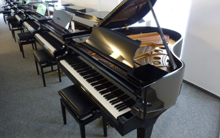 O-180 schwarz poliert - Steinway & Sons