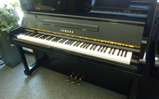 U10A (121 cm) schwarz poliert - Yamaha