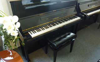 U1A (121 cm) schwarz poliert - Yamaha