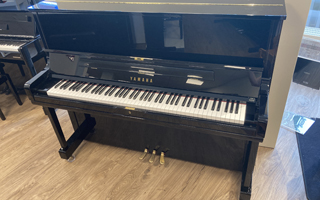 YUS1 (121 cm) schwarz poliert - Yamaha