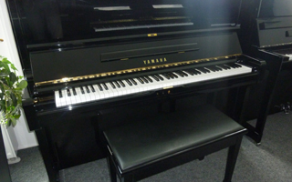 UX1 (121 cm) schwarz poliert - Yamaha